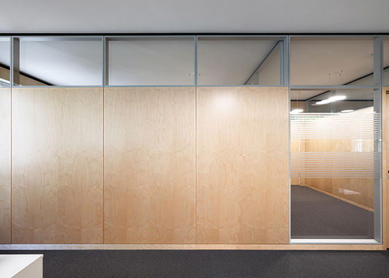 ระบบกําแพงแยกกระจกแข็งแบบตัดตัด โลหะเมลาไมน์ HPL ด้วยประตู